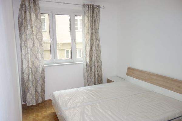 bed room / Schlafzimmer