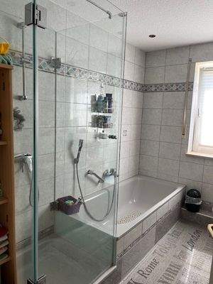 Mit Wanne und Dusche 