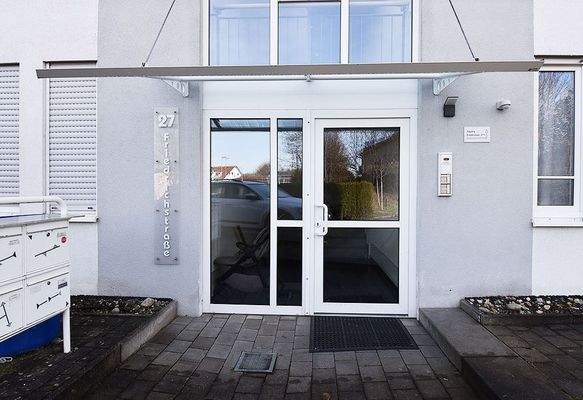 Moderner verglaster Zugangsbereich