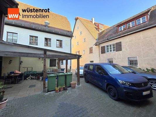 Innenhof mit 2 Stellplätzen