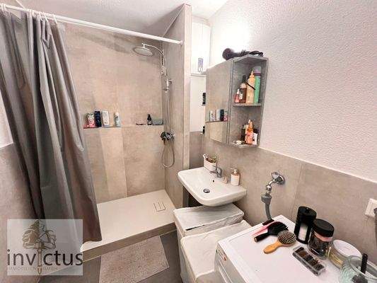 Badezimmer mit super großer Dusche