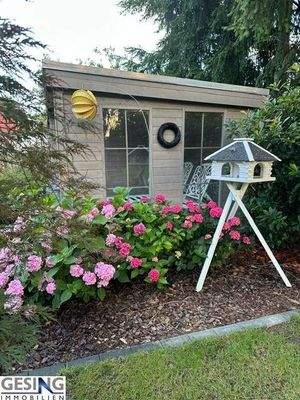 Gartenhaus mit Überdachnung zum Entspannen