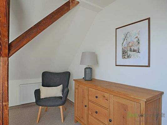 Sessel und Sideboard