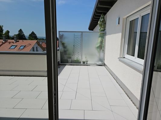 Blick Wohnbereich auf Dachterrasse