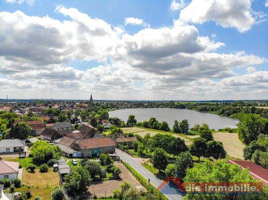 Blick vom Aussichtsturm: Naturpanorama und stilvolle Architektur vereint