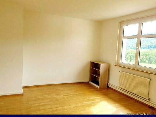 gut möblierbarer und heller Wohnbereich 