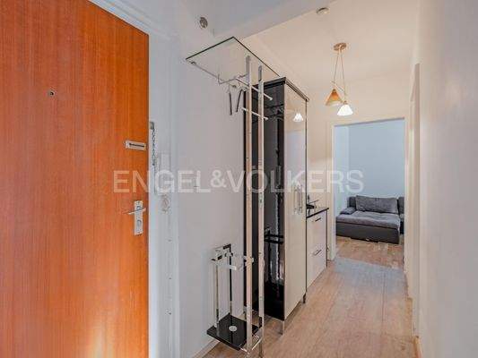 Flur mit Blick Richtung Wohnzimmer