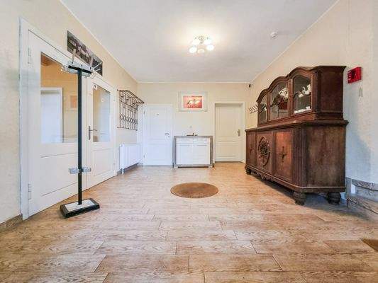 Haupteingang in alle Bereiche