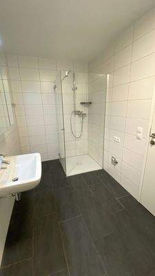 Badezimmer mit Dusche und WC