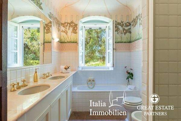 Schöne helle Villa in herrlicher Lage mit Türmchen, Pool, Weinberg und Olivenhain