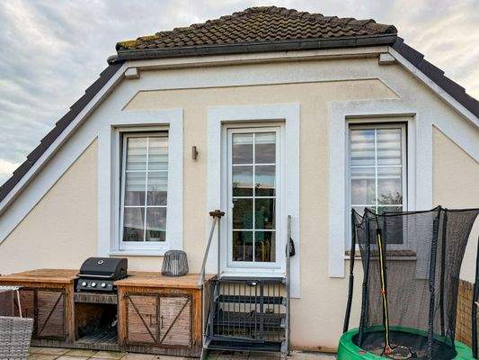 Blick vom Balkon zum Haus