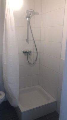 Badezimmer in weiß mit Dusche