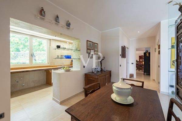 Cucina con angolo pranzo al piano terra