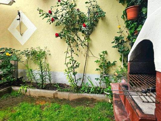 Detail - Steingrill und Rosen