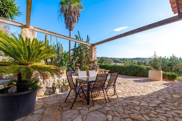 Ländliche Finca nahe Manacor, Terrassen ringsum für ganztägige Nutzung.