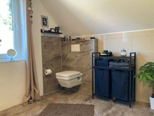 Geräumiges Bad im Dachgeschoss