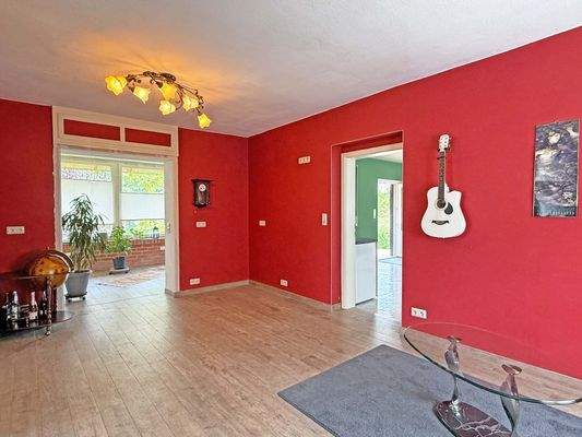 Wohnzimmer mit Blick auf den Wintergarten