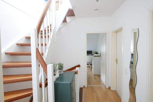 Diele mit Treppe z. ausgeb. Spitzboden