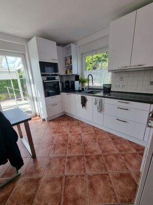 Die Küche mit Zugang auf die Terrasse