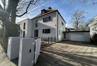 Außenansicht mit Einfahrt