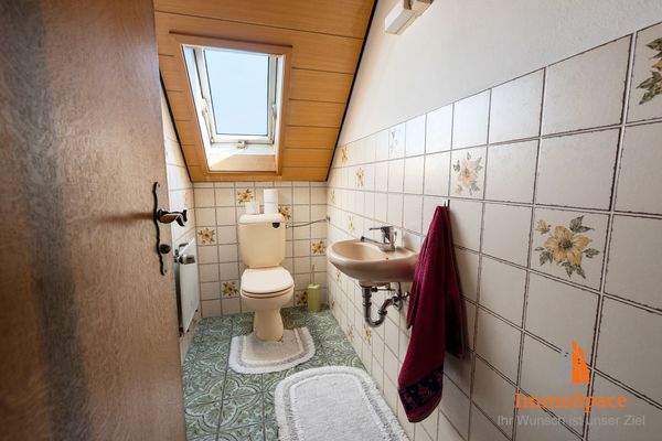 Separate Toilette im Dachgeschoss
