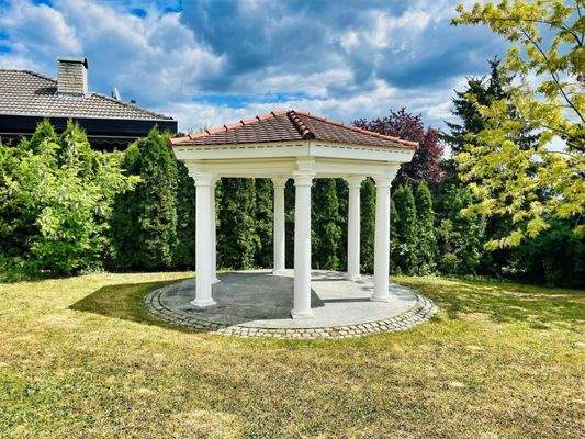 aufwändig gestaltete Gartenanlage... der Pavillon in solider Massivbauweise und Biberschwanzdach