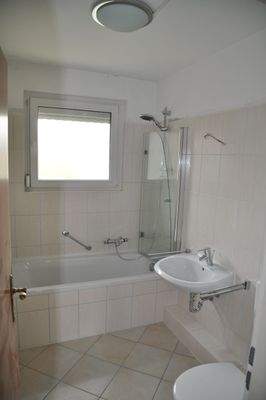 Wannenbad mit  Duschwand