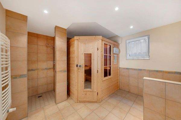 Sauna und Dusche im Keller