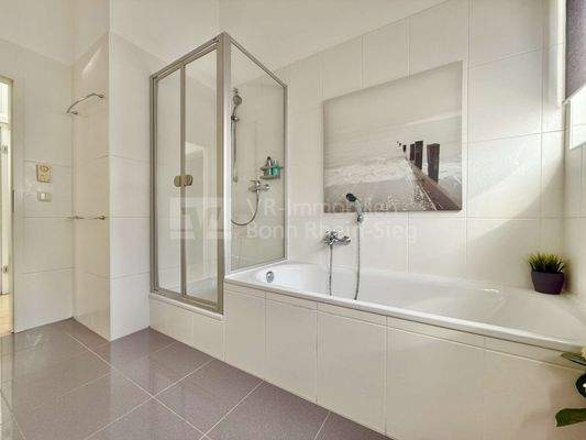 Dusche und Badewanne