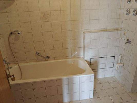 Badezimmer m. Wanne und Waschmaschinenanschluss