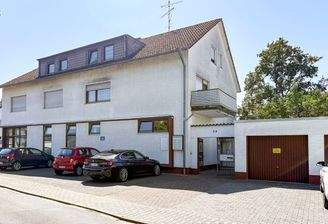 Außenansicht mit Doppelgarage