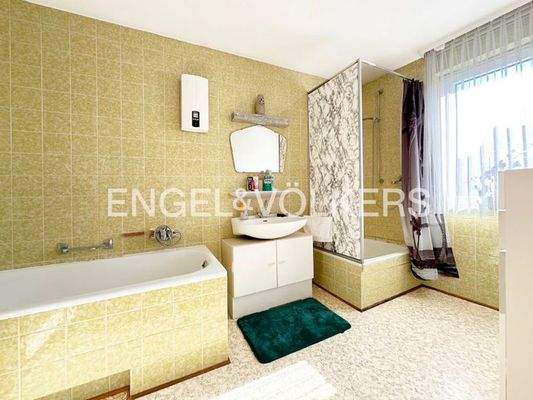 2.OG: Bad mit Dusche und Badewanne