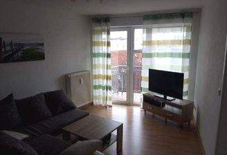 Wohnzimmer mit Zugang zum Schlafzimmer und Balkon