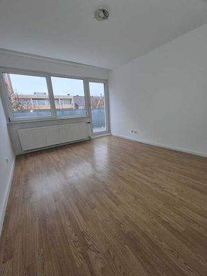 Leeres Zimmer mit Fenster