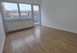 Leeres Zimmer mit Fenster