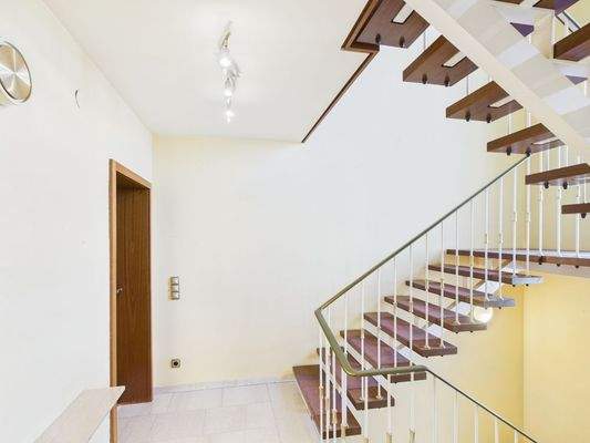 Diele mit Treppenhaus ins OG