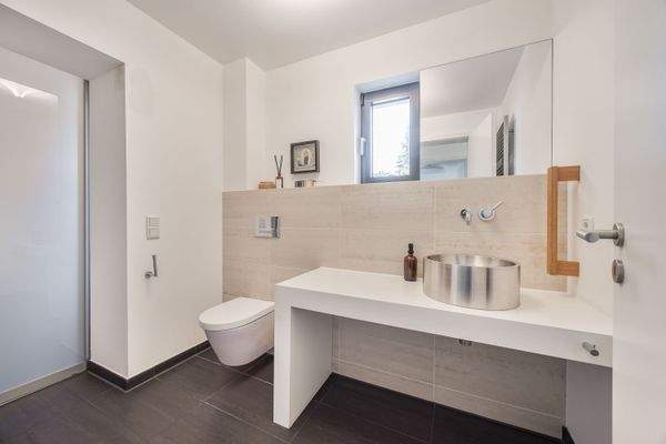 Wellnessbad mit Dusche, Tageslicht und Zugang zur 