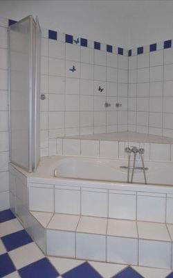 Bad mit Eckbadewanne OG