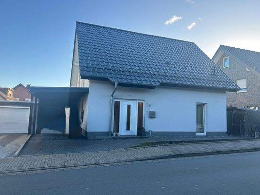 Hauseingang mit Carport