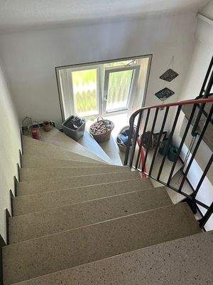 Treppenhaus 1 OG in das 2. OG