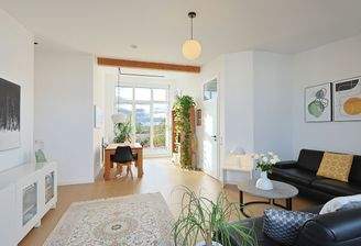 Lichtdurchfluteter Wohn- und Essbereich mit hohen Decken