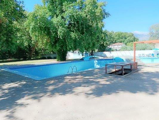 Kreta, Vryses: Wohngebäude mit Pool und Bergblick zu verkaufen – Ideale Investition im Apokoronas!