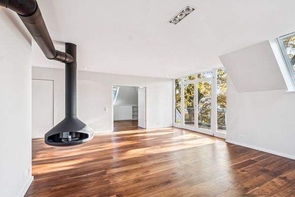 Weitläufiges Wohnzimmer mit hochwertigem Fokus Kamin