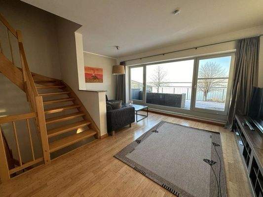 Wohnzimmer im OG mit Zugang zur Dachterrasse