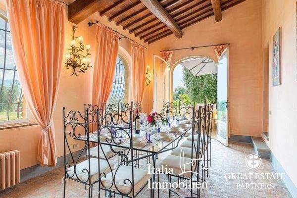 Schöne helle Villa in herrlicher Lage mit Türmchen, Pool, Weinberg und Olivenhain