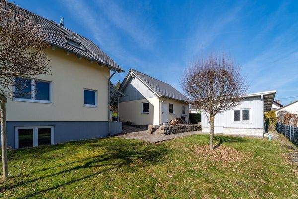 Garten mit großem Gartenhaus