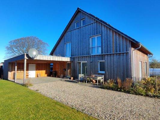 13) EFH Vorderansicht mit Carport u. Abstellraum.j