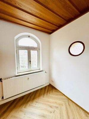 Helles Zimmer mit Fenster