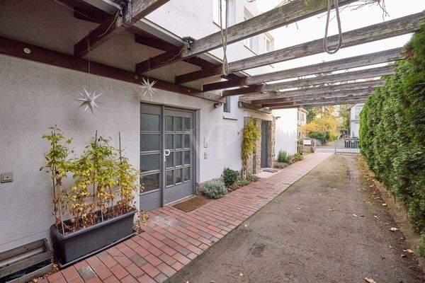 Separate Wohneingänge zu den Wohnungen I und II