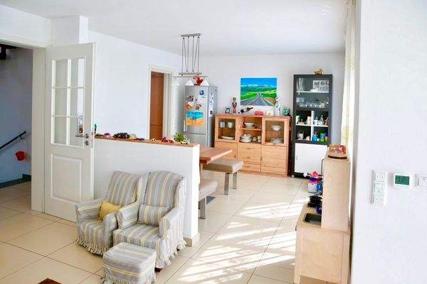 Wohnzimmer mit offenem Essbereich